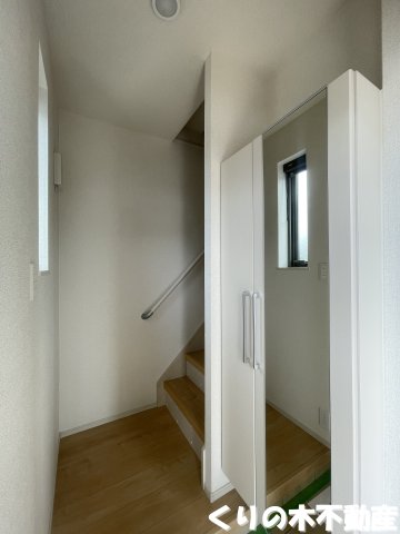 玄関　同タイプのお部屋です（現況を優先します）