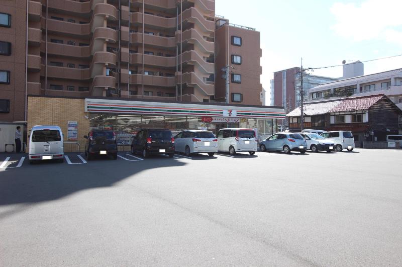 コンビニ　セブンイレブン東広島西条朝日町店（コンビニ）まで120m