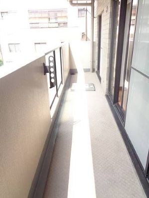 バルコニー　お洗濯にも便利なバルコニー付き