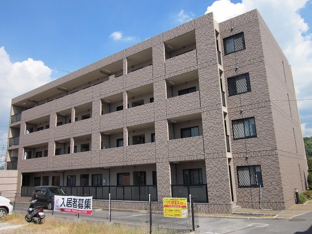 建物外観　鉄筋コンクリートの4階建てマンションです。