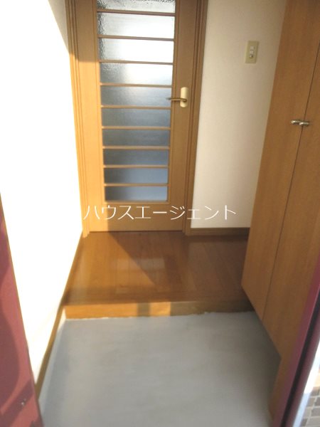 玄関　玄関入って１枚の扉。これがポイントです。