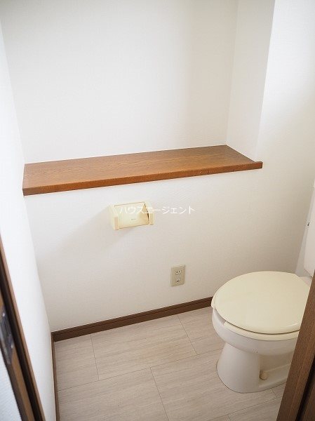 トイレ　バストイレ別。トイレには換気窓もあります。