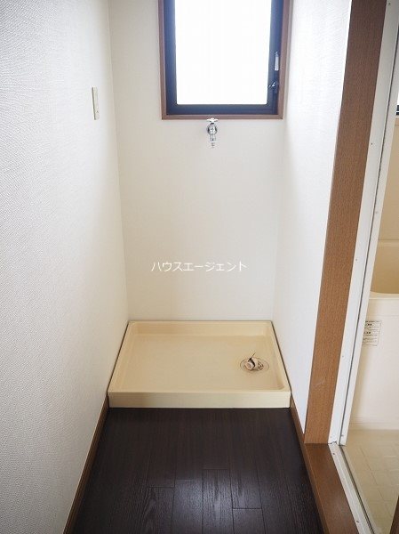 その他設備　室内洗濯機置き場です。換気の窓もついて助かります！