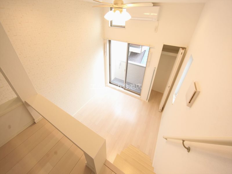 バルコニー　洋室6.1帖　エアコン付　収納充実　バルコニーに面しています