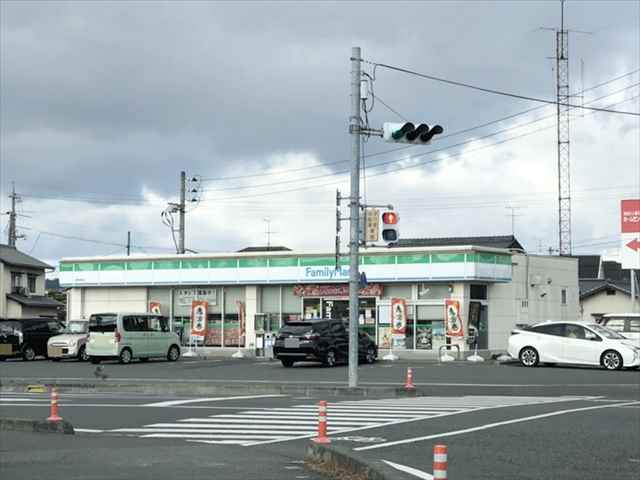 コンビニ　ファミリーマート（コンビニ）まで726m