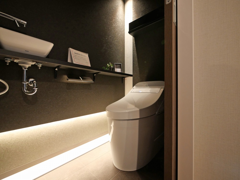 トイレ　落ち着いた色調のトイレです
