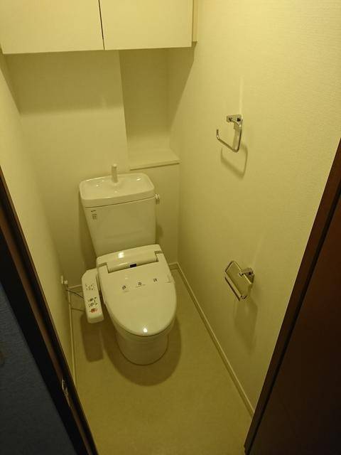 トイレ　温水洗浄便座付きです