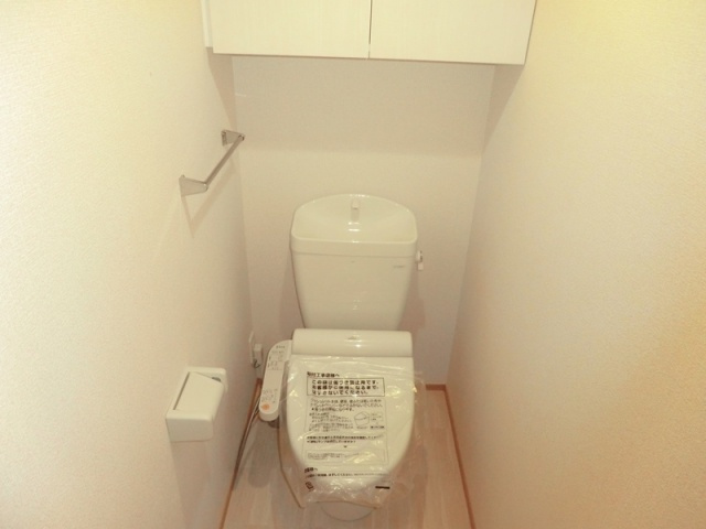 トイレ　温水洗浄便座付きのトイレです♪