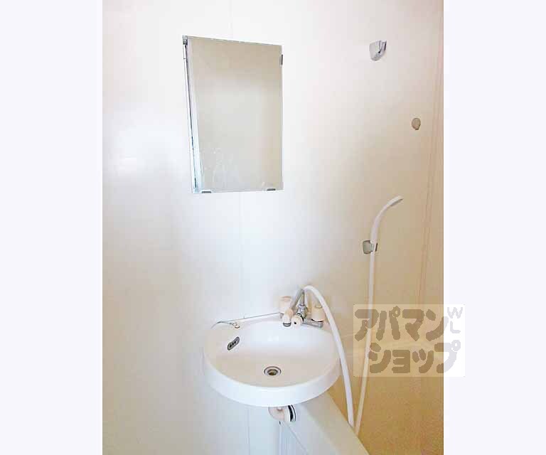 洗面設備　鏡ついてます・