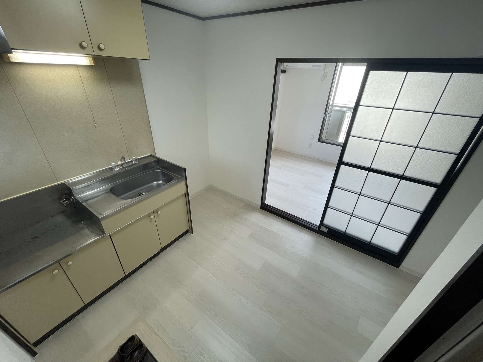 玄関　※同物件別号室の参考写真です。
