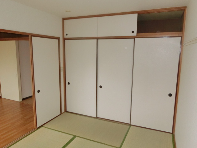 居室・リビング　天井の高いお部屋です。畳の匂いに癒されますね。