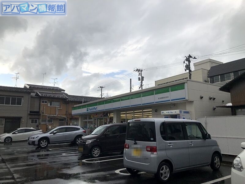 コンビニ　ファミリーマート新潟商業高校前店（コンビニ）まで591m