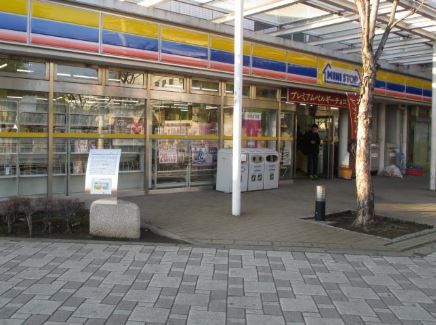 コンビニ　ミニストップ潮見駅前店（コンビニ）まで218m