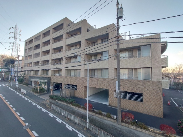 建物外観　オートロック完備