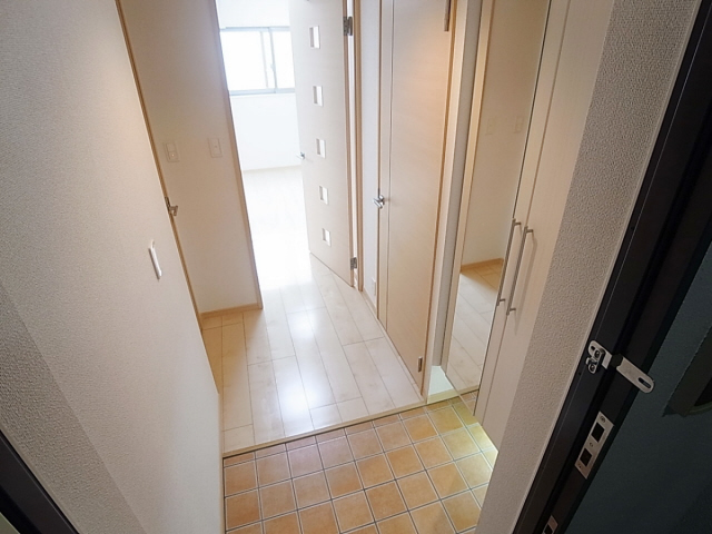 玄関　広々玄関にはシューズＢＯＸ完備