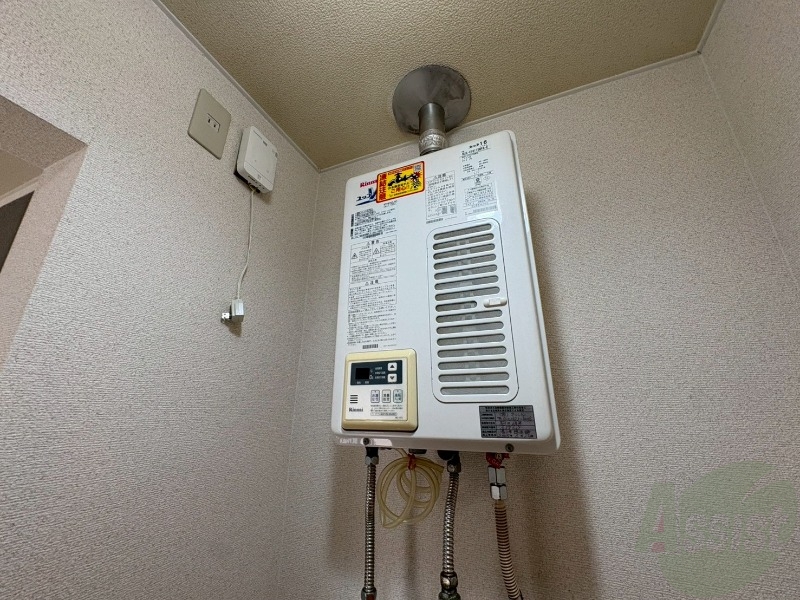 その他設備　こちらの給湯器でお湯をあたためてくれますよ