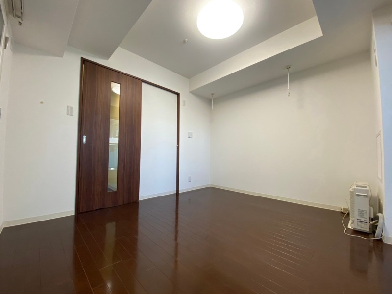 その他部屋・スペース　寝室はこちらです。光が差し込む、温かみのあるお部屋です