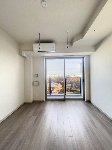 居室・リビング　落ち着いた色合いの床材を使用した居住空間です。
