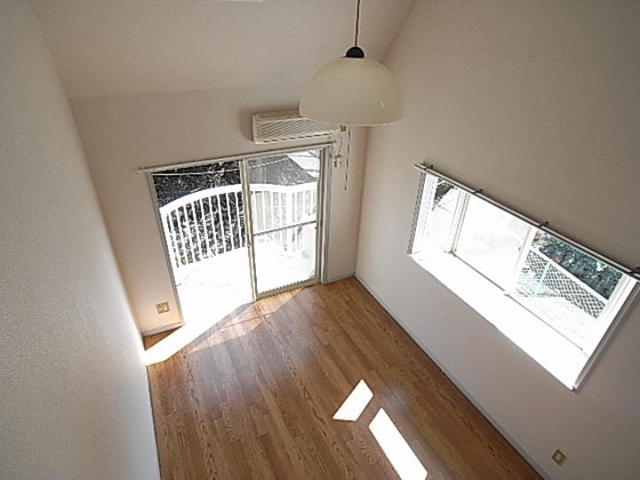 その他部屋・スペース　南向きに面した明るい洋室