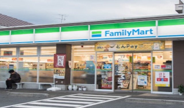 コンビニ　ファミリーマート松原六丁目店（コンビニ）まで299m