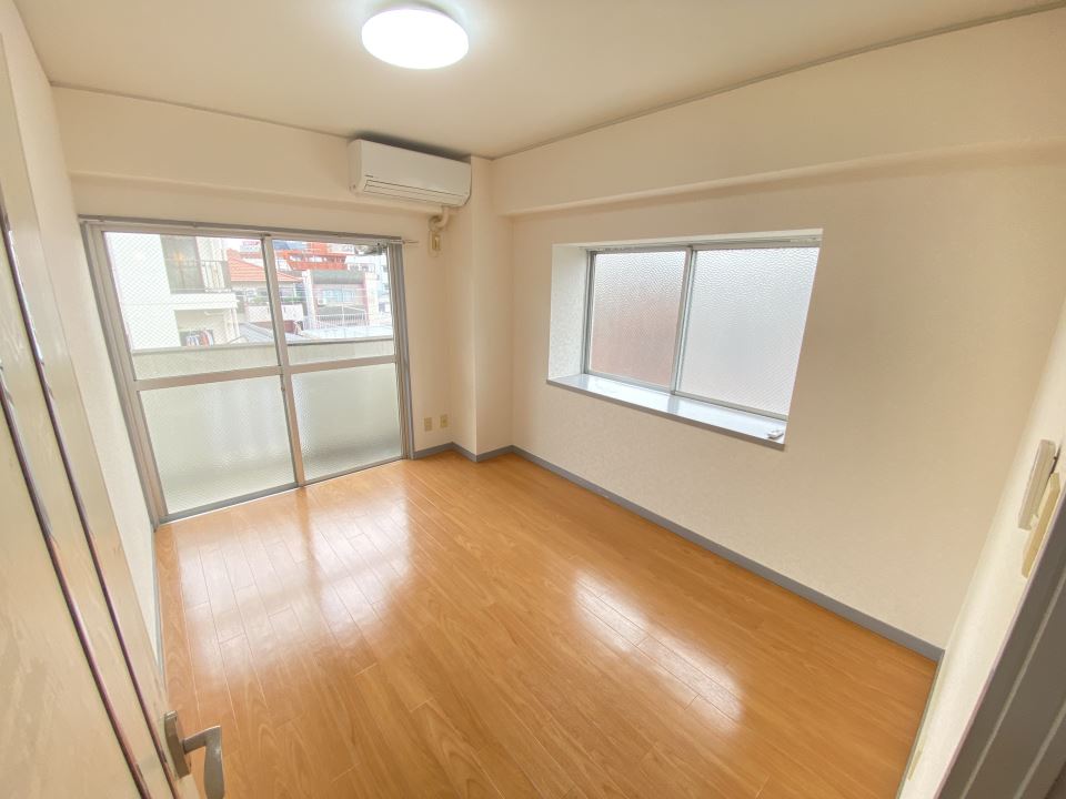 収納　こっちのお部屋は出窓付きです！