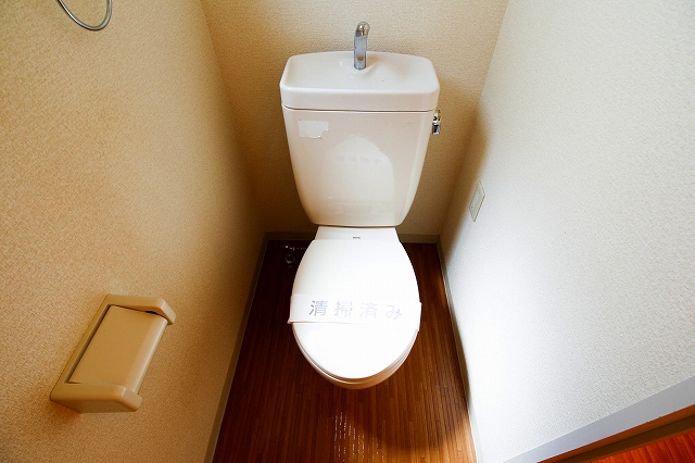 トイレ　小窓付きのお手洗い