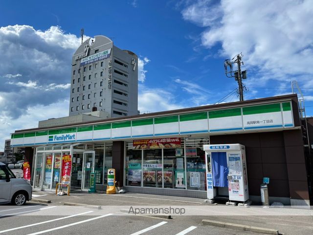 コンビニ　ファミリーマート（コンビニ）まで882m