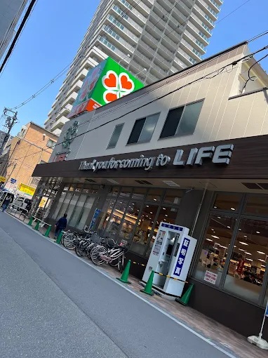 スーパー　ライフ中崎町駅前店（スーパー）まで180m