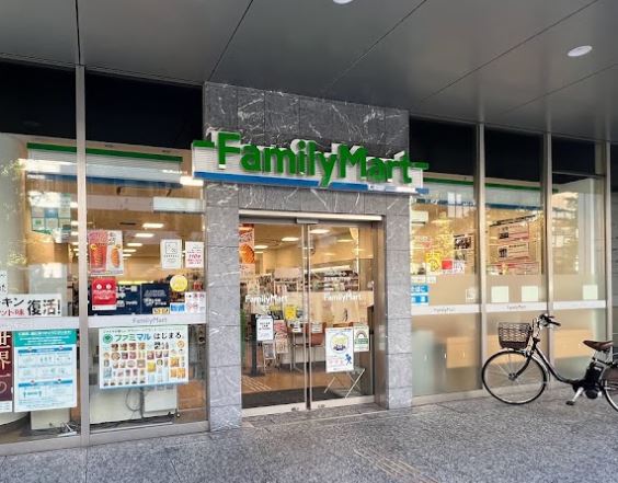 コンビニ　ファミリーマート 恵比寿南三丁目店（コンビニ）まで246m