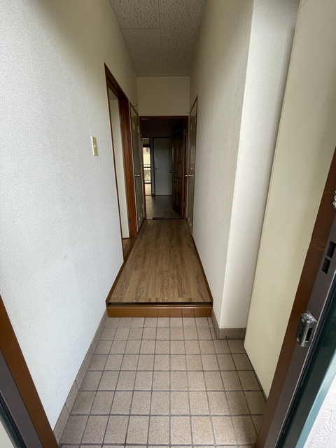 玄関　別室参考写真になります。間取り反転。色味等が異なる場合がござ