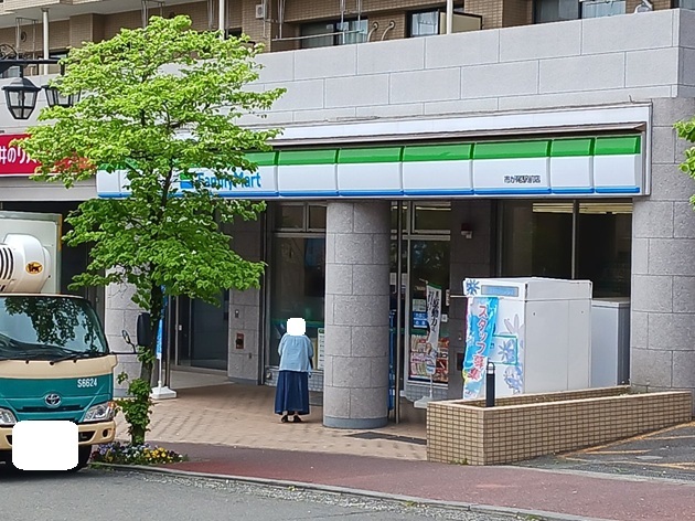 コンビニ　ファミリーマート（コンビニ）まで120m