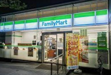 コンビニ　ファミリーマート 三田一丁目店（コンビニ）まで223m