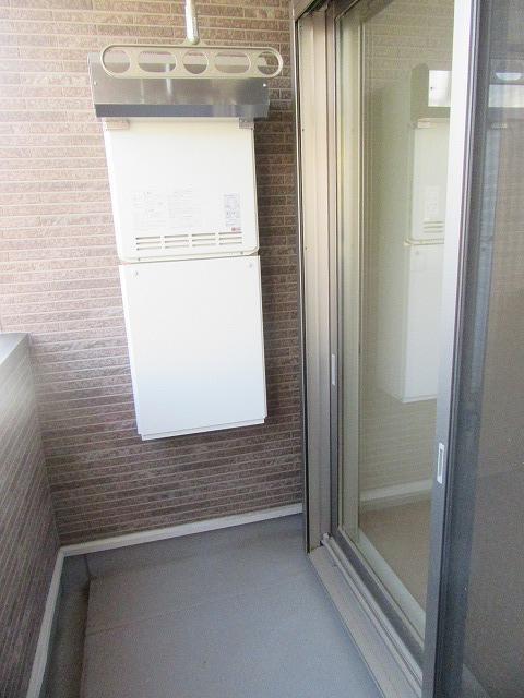 バルコニー　目の前が駐車場なので日当たり良好です♪