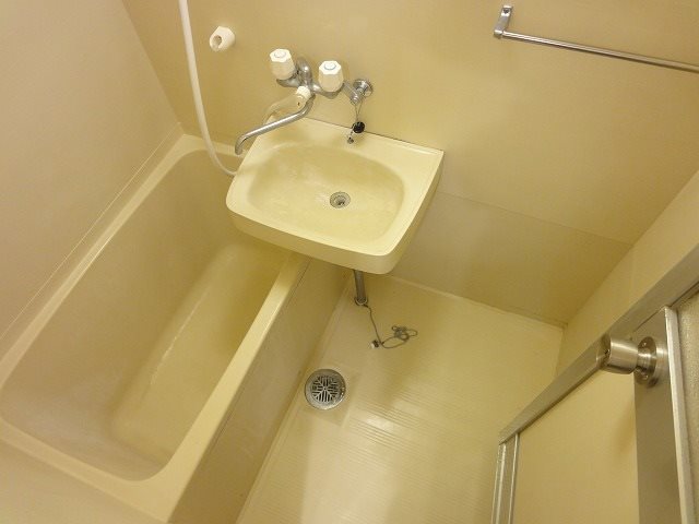 バス・シャワールーム　別部屋の写真となります。