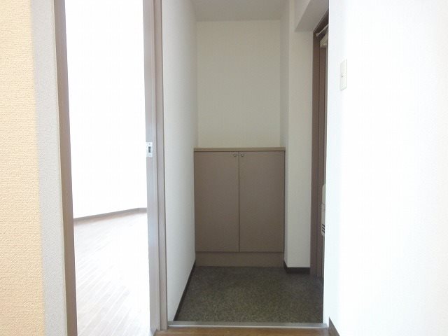 玄関　別部屋の写真となります。