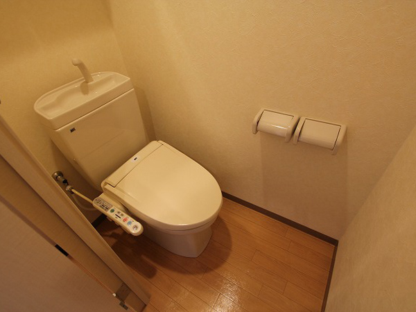 トイレ　温水シャワー付きトイレです