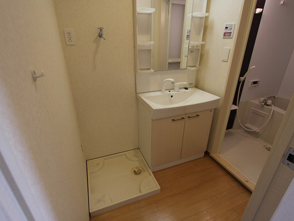 洗面設備　独立洗面台で朝の準備も快適です♪