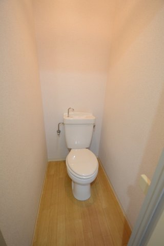 トイレ　温水洗浄便座付きのトイレです♪