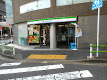 コンビニ　ファミリーマート 南青山店（コンビニ）まで246m