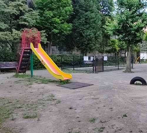 公園　西麻布二丁目児童遊園（公園）まで704m