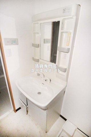 洗面設備　清潔感ある独立洗面台で毎日気持ちよく♪