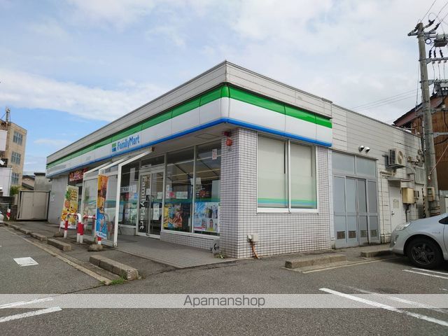 コンビニ　ファミリーマート氷見中央店（コンビニ）まで193m