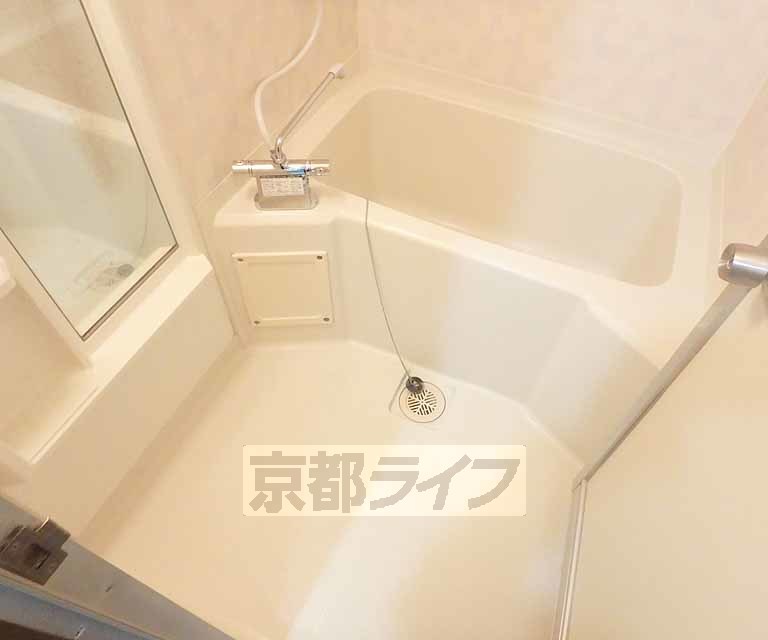 バス・シャワールーム　広々綺麗なバスルームです。