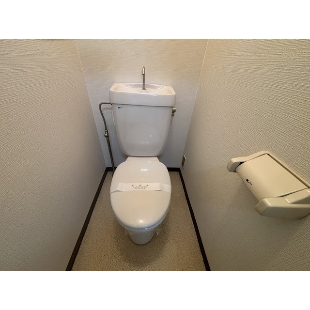 トイレ　落ち着いた色調のトイレです