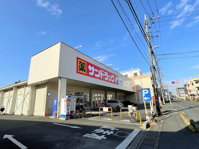ドラックストア　サンドラッグ戸田新曽店（ドラッグストア）まで221m