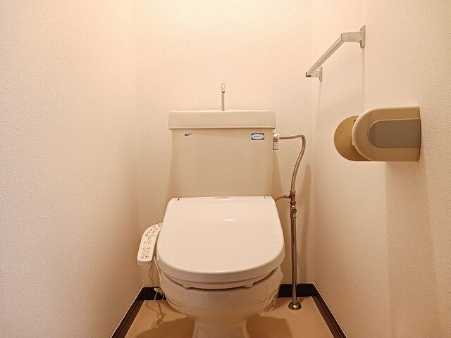 トイレ　落ち着いた色調のトイレです