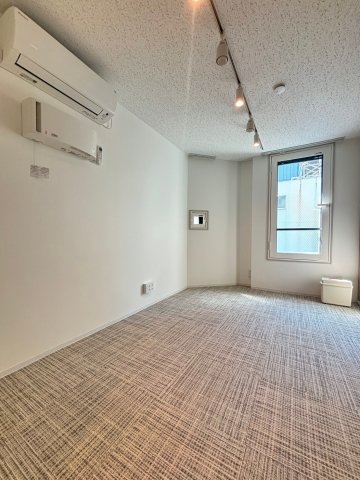居室・リビング　防音室は防音床、防音壁、防音天井となっており、まさに楽器を演