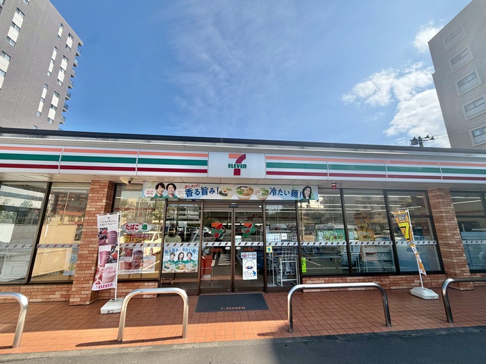 コンビニ　セブンイレブン南仙台駅前店（コンビニ）まで240m