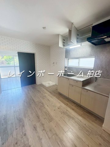 キッチン　※別部屋参考写真。