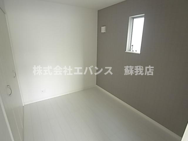その他部屋・スペース　落ち着いた色調の寝室です